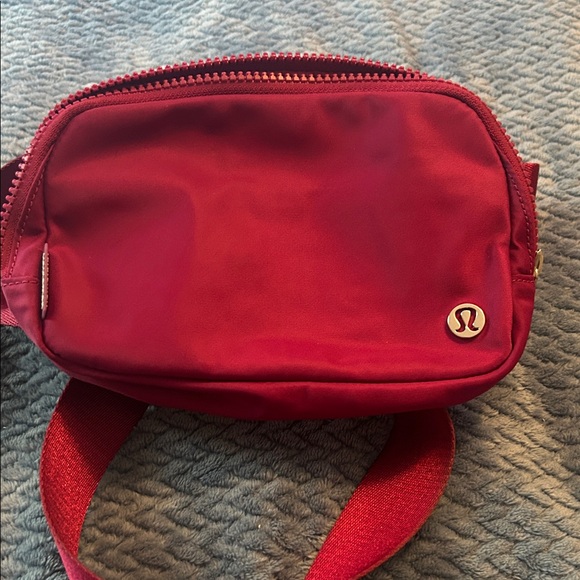 Lululemon Everywhere Belt Bag 1L - Raspberry - Picture 1 of 3